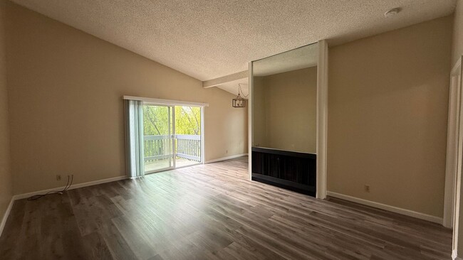 Building Photo - Clean, Comfortable, and Quiet Top-Floor Co...