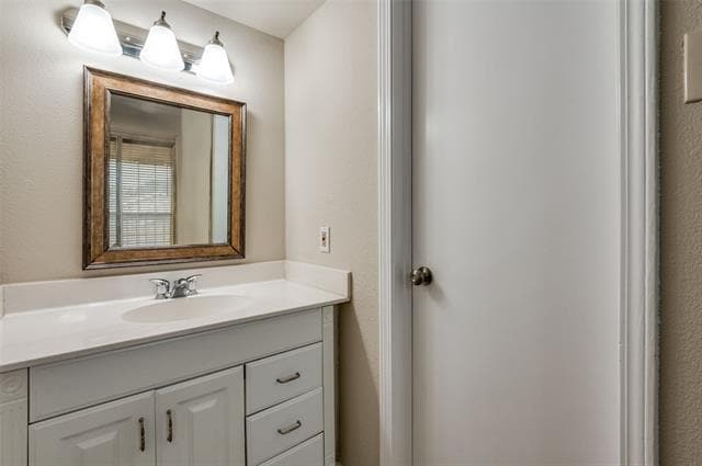 Building Photo - 18333 Roehampton Dr