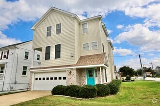 Building Photo - Beautiful 3 Bedroom Duplex by the Beach! A...