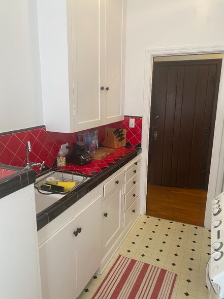 Building Photo - 414 N Sycamore Ave