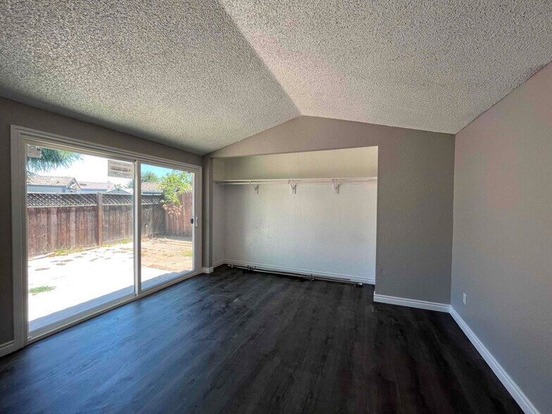 Building Photo - 1820 Club Dr