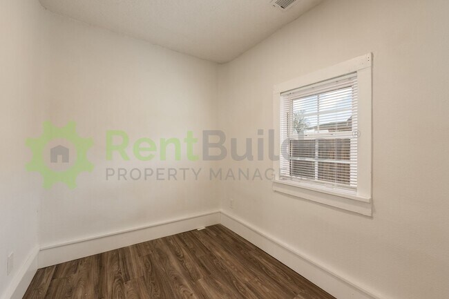 Building Photo - PERFECT HOME FOR STUDENTS OR PROFESSORS IN THE UNM AREA!!