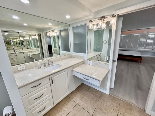 Building Photo - Colony Surf fully furnished and newly remodelled oceanfront "end unit" with parking + washer/drye...