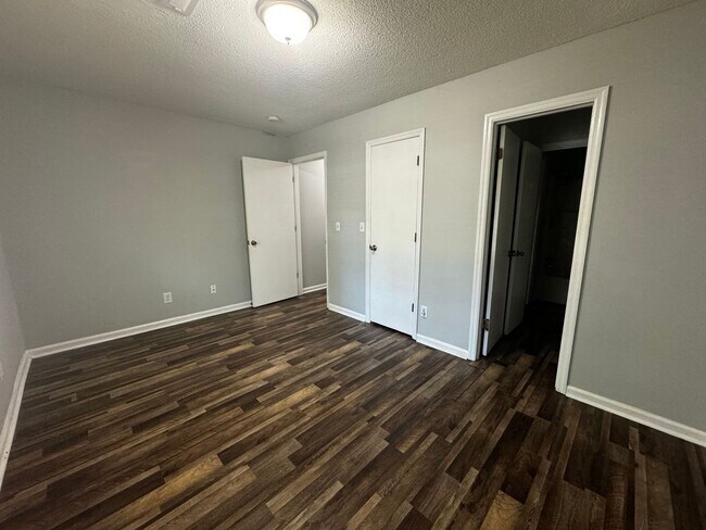Building Photo - Updated Duplex in Ladson