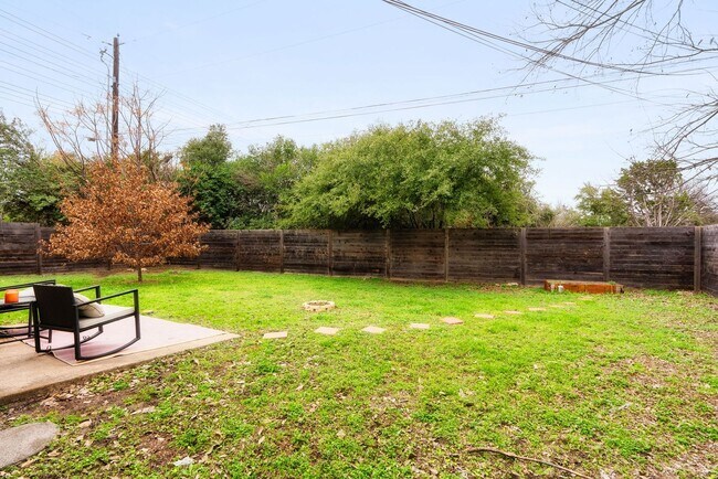 Building Photo - **Remodeled 2/1 Duplex in Southeast Austin – Modern Style, Open Layout, and Prime Location!**