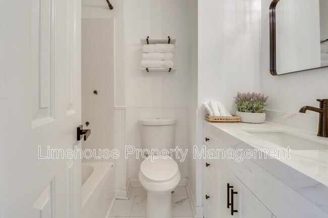 Building Photo - 749 Quesnel Dr