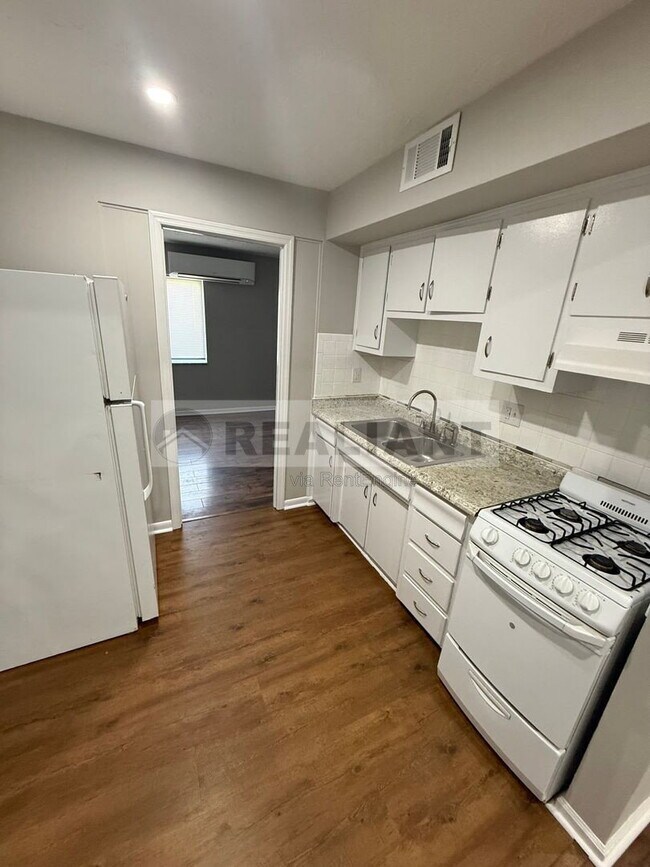 Building Photo - 208 Lakeshore Dr
