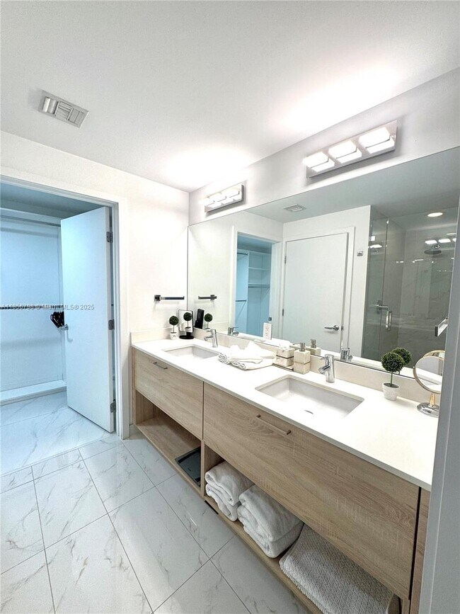 Building Photo - 16385 Biscayne Blvd