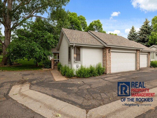 Building Photo - 3 Bed 3 Bath Updated Townhouse in Fort Collins!