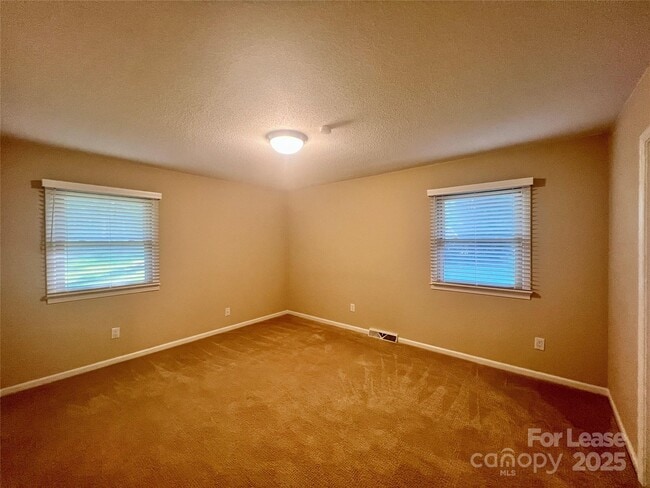 Building Photo - 294 Spicewood Cir