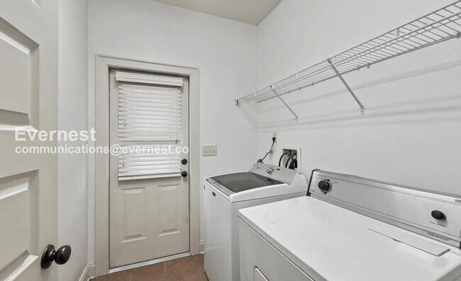 Building Photo - 2067 Ross Park Way