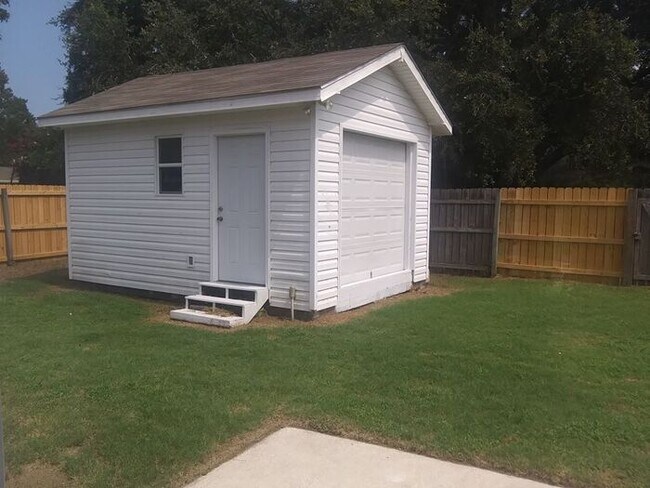 Building Photo - 10 Chamois Ct