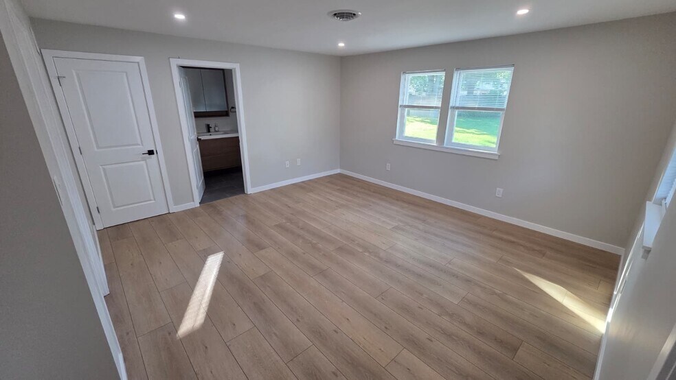 Building Photo - 413 Hickory Ln