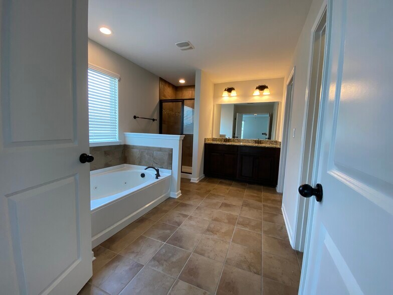 Primary luxury bath - 2076 Waverly Ct