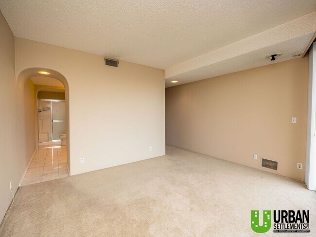 Building Photo - Spacious 2 Bedroom, 2 Bath Condo with Mode...