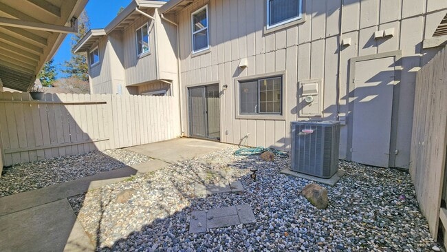 Building Photo - 422 Florin Rd