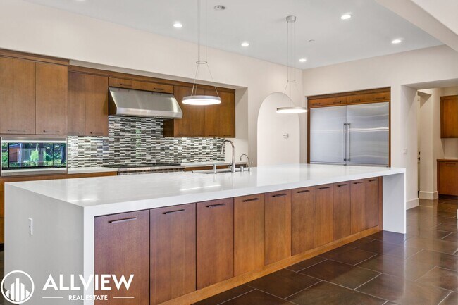 Building Photo - Luxurious and Rare 5 Bed 5.5 Bath Located ...