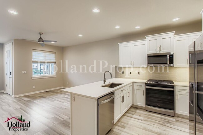 Building Photo - **Price drop: $2395 + $150.00 off for your first 3 months**- Lovely 3 bedroom home in Hillsboro