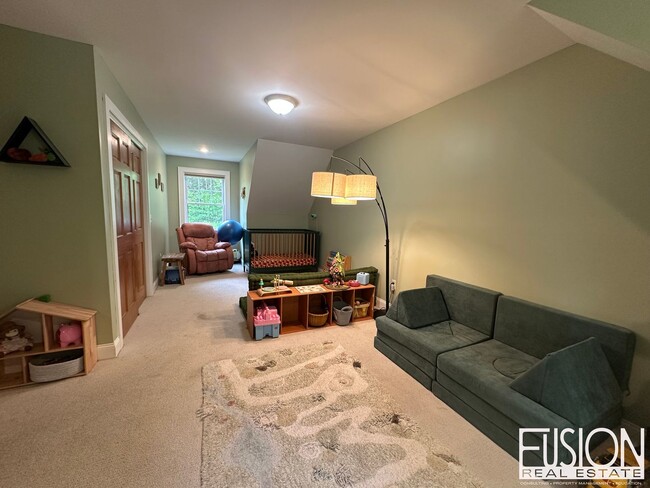 Building Photo - Beautiful, Spacious, Private Four Bedroom ...