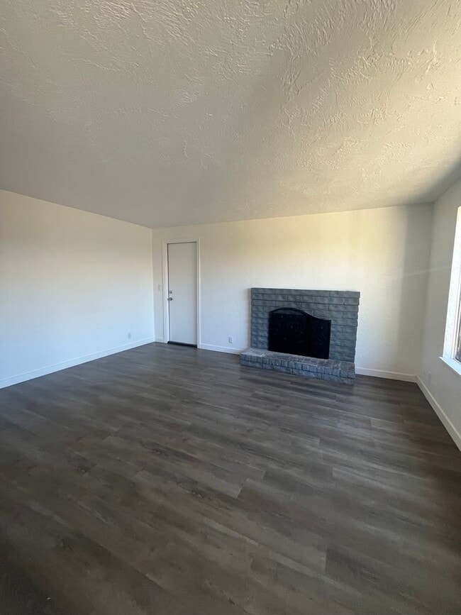 Primary Photo - 2-Bedroom 1-Bathroom Duplex close in Sprin...