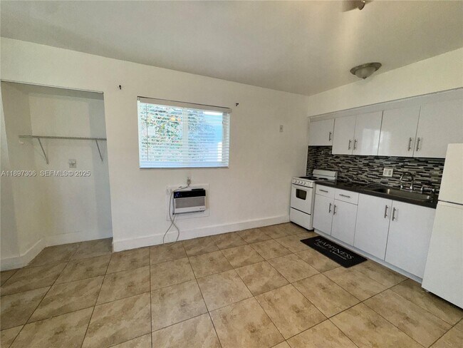 Building Photo - 2305 Monroe St