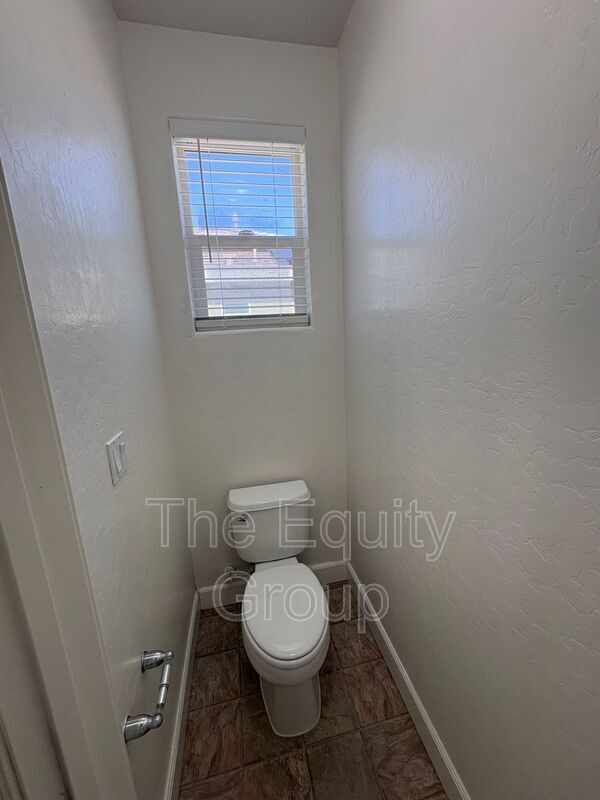 Building Photo - 3116 W Buena Vista Ave