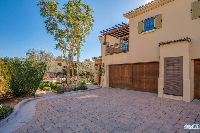 Building Photo - 443 Villaggio N