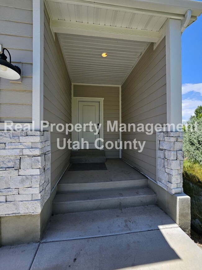 Building Photo - Provo Town home