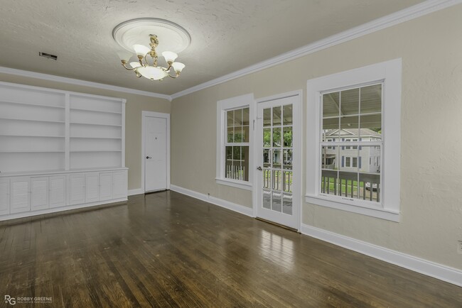 Building Photo - 409 Forest