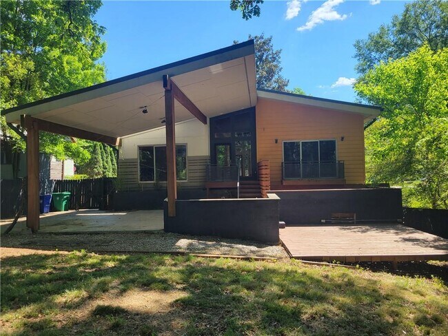 Building Photo - 1908 Lomita Rd SE