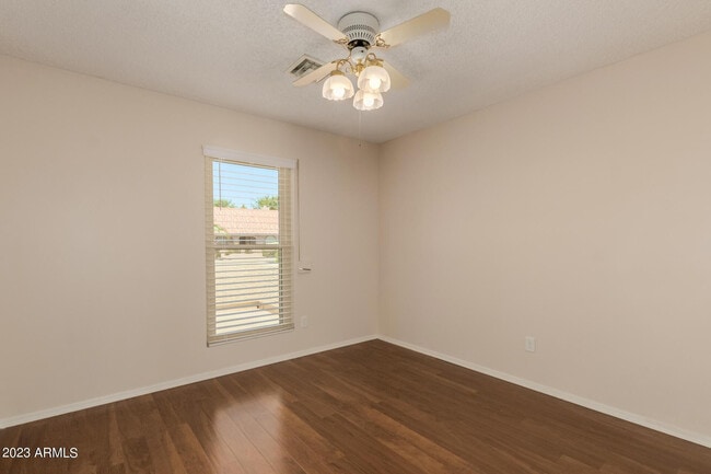 Building Photo - 661 S Oak St Cir