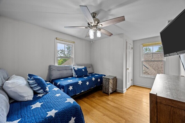 Building Photo - Charming Furnished Estate with Full-Servic...