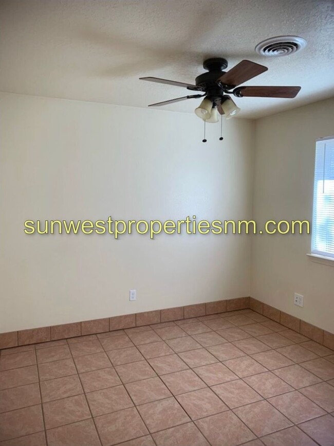 Building Photo - 820 Vine Ave