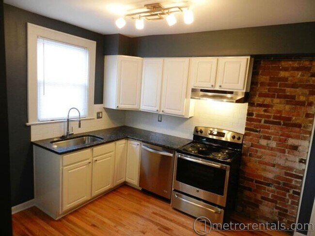 Building Photo - 170-172-172 E Tompkins St