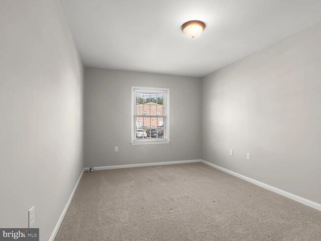 Building Photo - 9075 N Laurel Rd