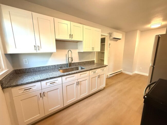 Building Photo - 430 Roanoke St E