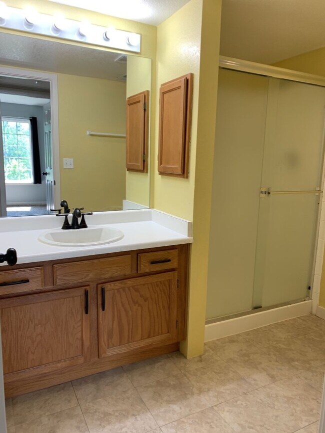 Building Photo - STUDENTS WELCOME! Remodeled 2 Bedroom 2 Bathroom Second-Floor Condo