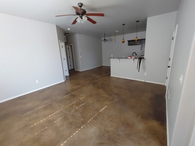 Building Photo - Beautiful 3BR/2BA Home w/ Granite Counters • Garage Parking in El Reno