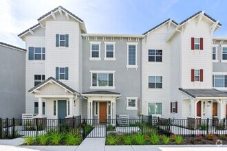 Building Photo - Updated 3 bed 2.5 bath Townhome available ...