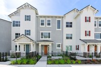 Building Photo - Updated 3 bed 2.5 bath Townhome available ...