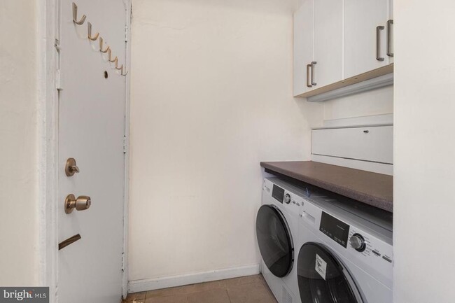 Building Photo - 2053 Christian St