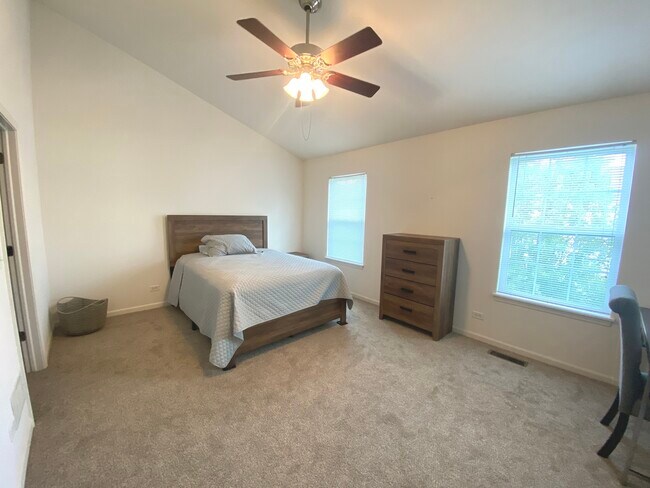 Building Photo - 10S401 Carrington Cir