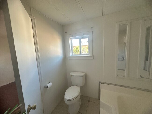 Building Photo - charming 2 bedroom mobile close to River