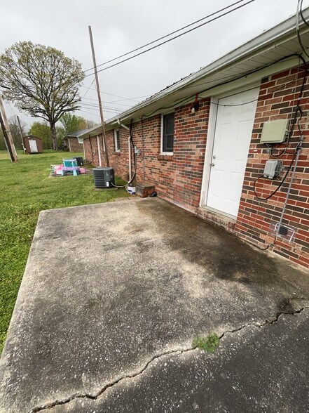Building Photo - 415 Pinecrest St