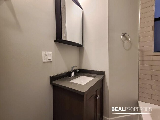 Building Photo - 2 bedroom in CHICAGO IL 60657