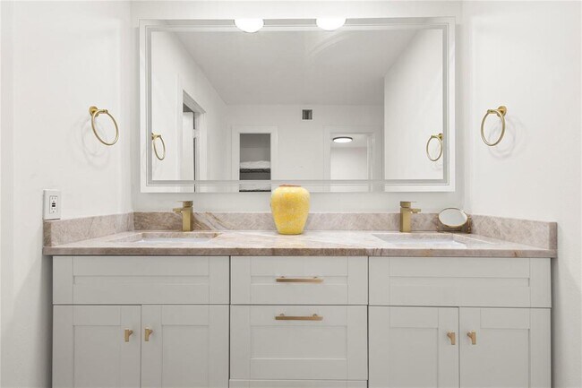 Building Photo - 2000 S Ocean Blvd