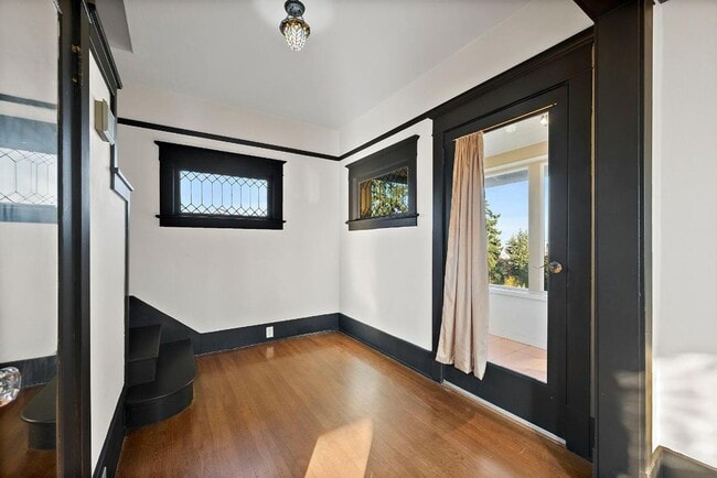 Building Photo - Charming 2-Bed 2-Bath Tacoma Craftsman | S...