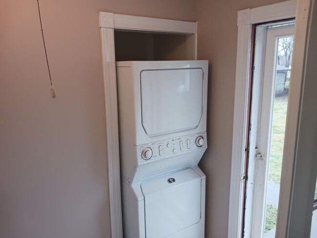 Building Photo - One Bedroom, one bath, brick home!