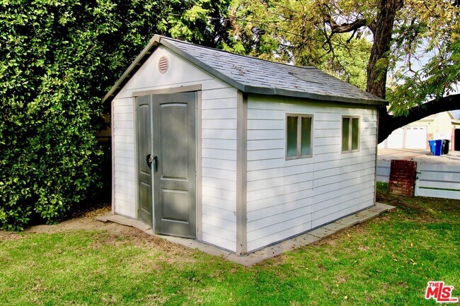 Building Photo - 8421 Darby Ave