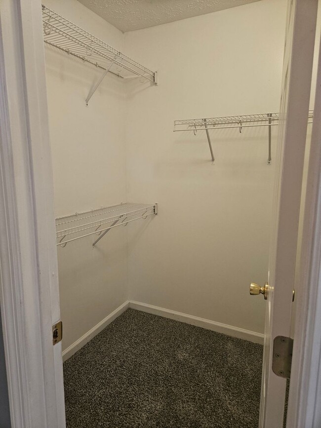 Building Photo - 4 Bedroom, 2.5 Bath Home Located in the Es...